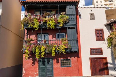 Çiçeklerle süslenmiş ünlü antik renkli balkonlar. Santa Cruz - İspanya 'nın Kanarya Adaları, La Palma adasının başkenti.