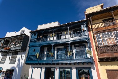 Çiçeklerle süslenmiş ünlü antik renkli balkonlar. Santa Cruz - İspanya 'nın Kanarya Adaları, La Palma adasının başkenti.