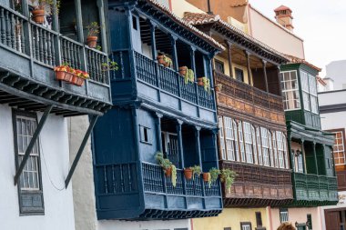 Çiçeklerle süslenmiş ünlü antik renkli balkonlar. Santa Cruz - İspanya 'nın Kanarya Adaları, La Palma adasının başkenti.