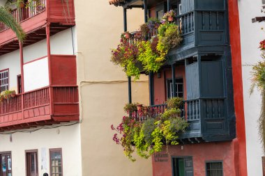 Çiçeklerle süslenmiş ünlü antik renkli balkonlar. Santa Cruz - İspanya 'nın Kanarya Adaları, La Palma adasının başkenti.