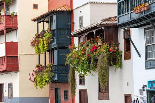 Famosos Balcones Coloridos Antiguos Decorados Con Flores Santa Cruz Capital — Foto de Stock