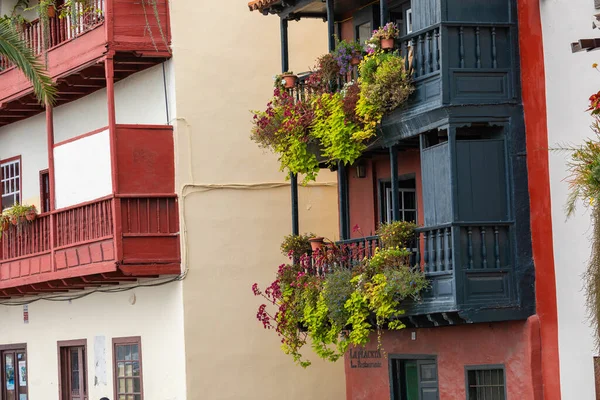 Знаменитые Старинные Красочные Балконы Украшенные Цветами Santa Cruz Столица Острова — стоковое фото