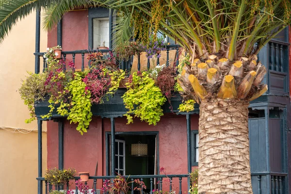 花で飾られた有名な古代のカラフルなバルコニー サンタクルーズ スペイン カナリア諸島のラ パルマ島の首都 — ストック写真
