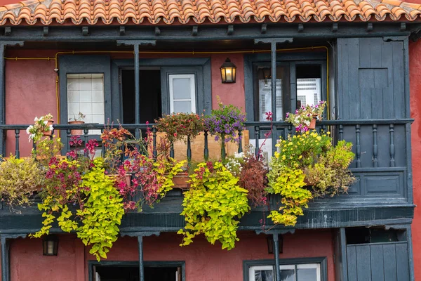 Slavné Starobylé Barevné Balkony Zdobené Květinami Santa Cruz Hlavní Město — Stock fotografie