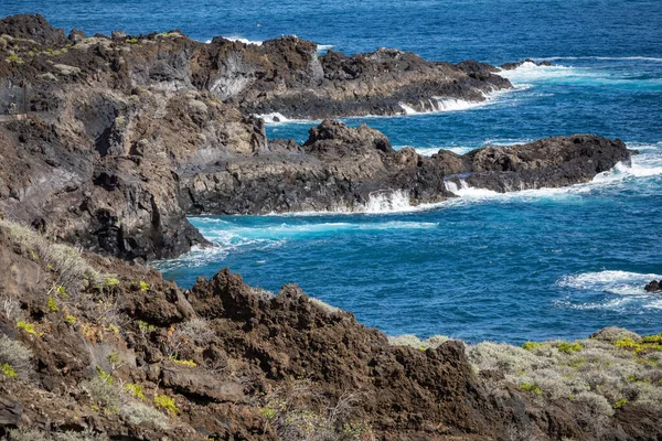 Formação Rochas Vulcânicas Falésias Lava Negra Costa Rochosa Com Ondas — Fotografia de Stock