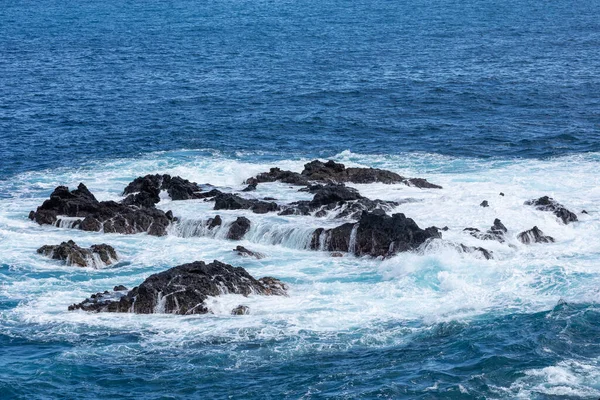 Formazione Rocciosa Vulcanica Scogliere Lava Nera Sulla Riva Rocciosa Con — Foto Stock