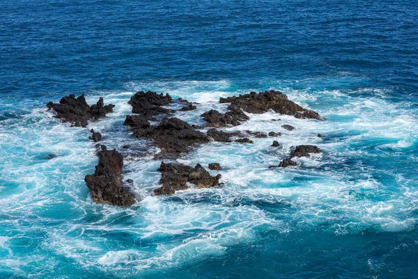 Formação Rochas Vulcânicas Falésias Lava Negra Costa Rochosa Com Ondas — Fotografia de Stock