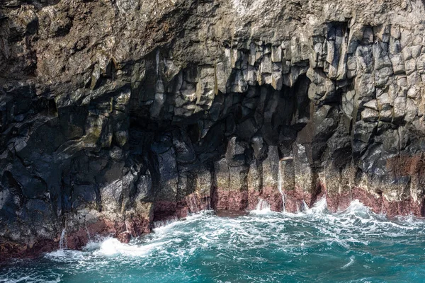 火山岩の形成 大西洋上の白い波を粉砕して岩の海岸に黒い溶岩の崖 青空の背景 カナリア諸島ラ パルマ島 — ストック写真