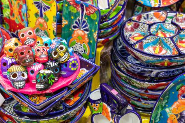 Renkli geleneksel Meksika çömleği. Talavera tarzı. Guanajuato, Meksika 'da yerel pazarda hediyelik eşya satılıyor..