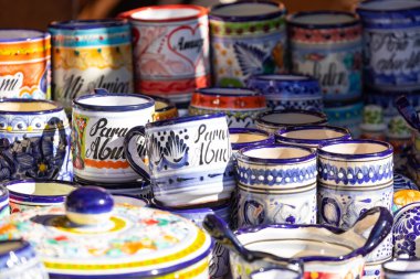 Renkli geleneksel Meksika çömleği. Talavera tarzı. Yerel Cholula, Meksika pazarında hediyelik eşya satılıyor..