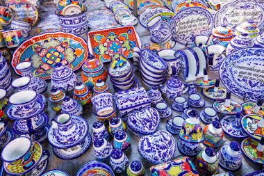 Renkli geleneksel Meksika çömleği. Talavera tarzı. Puebla, Meksika 'daki yerel pazarda satışta olan eşyalar..