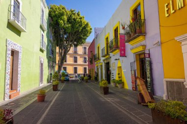 Puebla 'daki sabah caddeleri. Ülkenin en önemli beş İspanyol sömürge şehrinden biri. Ünlü tarih ve mimari tarzlar.