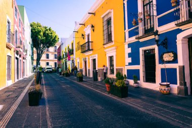 Puebla 'daki sabah caddeleri. Ülkenin en önemli beş İspanyol sömürge şehrinden biri. Ünlü tarih ve mimari tarzlar.