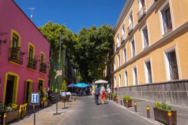 Puebla 'daki sabah caddeleri. Ülkenin en önemli beş İspanyol sömürge şehrinden biri. Ünlü tarih ve mimari tarzlar.