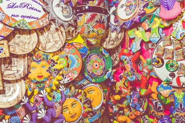 Красочная Традиционная Мексиканская Керамика Стиле Талаверы Сувениры Продаже Местном Рынке — стоковое фото