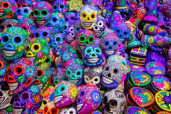 Zdobené Barevné Lebky Keramika Smrt Symbol Trhu Den Mrtvých Mexiko — Stock fotografie