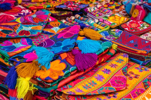 五彩缤纷的墨西哥手工艺品在拉美市场上销售 墨西哥旅行背景 — 图库照片