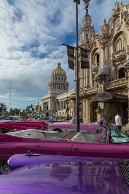 HAVANA, CUBA - 10 Aralık 2019 Havana, Küba 'da klasik Amerikan arabası. Renkli binalar ve eski arabalarla tipik Havana şehir manzarası.