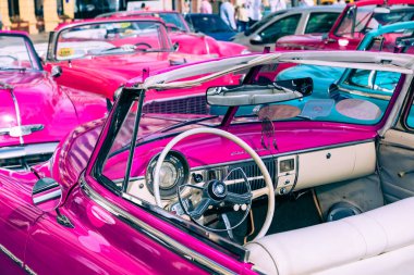 HAVANA, CUBA - 10 Aralık 2019 Havana, Küba 'da klasik Amerikan arabası. Renkli binalar ve eski arabalarla tipik Havana şehir manzarası.