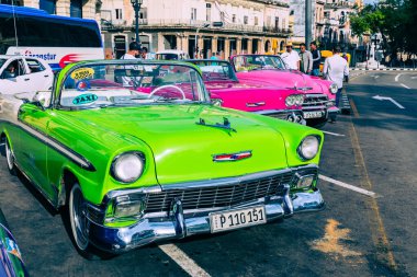 HAVANA, CUBA - 10 Aralık 2019 Havana, Küba 'da klasik Amerikan arabası. Renkli binalar ve eski arabalarla tipik Havana şehir manzarası.