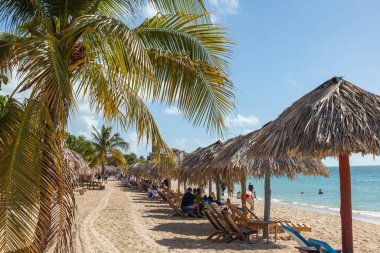 PLAYA ANCON, CUBA - 17 Aralık 2019 Trinidad, Küba yakınlarındaki Playa Ancon plajı