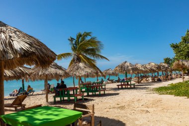 PLAYA ANCON, CUBA - 17 Aralık 2019 Trinidad, Küba yakınlarındaki Playa Ancon plajı