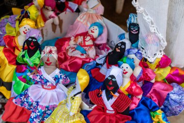 TRINIDAD, CUBA - 10 Aralık 2019: Trinidad, Küba 'da satılık geleneksel el yapımı mallar.