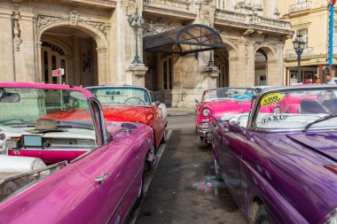 HAVANA, CUBA - 10 Aralık 2019 Havana, Küba 'da klasik Amerikan arabası. Renkli binalar ve eski arabalarla tipik Havana şehir manzarası.