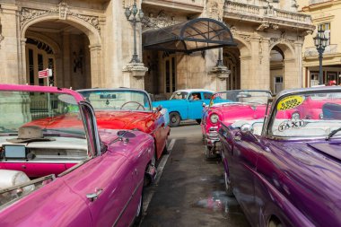 HAVANA, CUBA - 10 Aralık 2019 Havana, Küba 'da klasik Amerikan arabası. Renkli binalar ve eski arabalarla tipik Havana şehir manzarası.