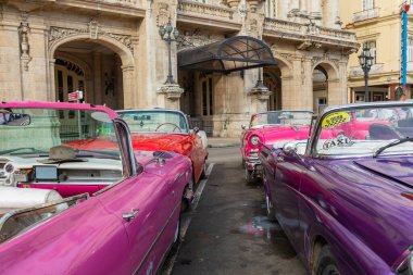 HAVANA, CUBA - 10 Aralık 2019 Havana, Küba 'da klasik Amerikan arabası. Renkli binalar ve eski arabalarla tipik Havana şehir manzarası.