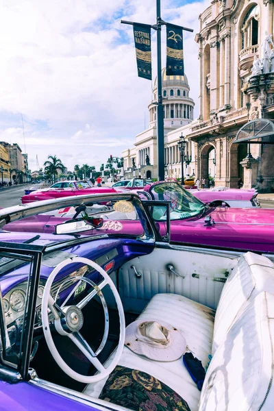 2019年12月10日 古巴哈瓦那 美国古董车 典型的哈瓦那城市场景 有五彩斑斓的建筑物和旧车 — 图库照片