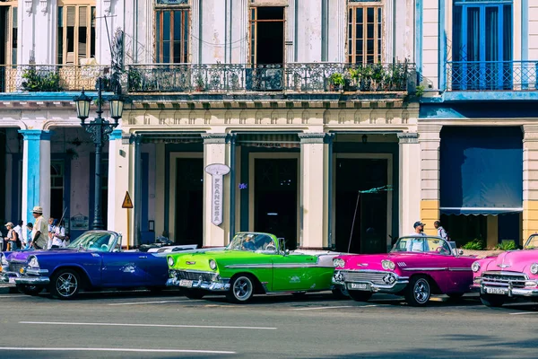 2019年12月10日 古巴哈瓦那 美国古董车 典型的哈瓦那城市场景 有五彩斑斓的建筑物和旧车 — 图库照片