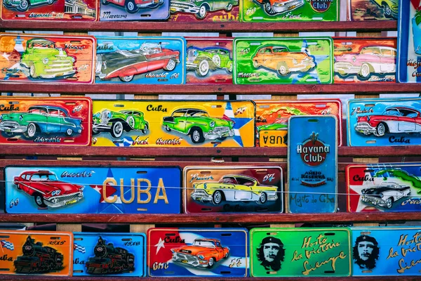 Trinidad Cuba 2019年12月10日 伝統的な手作り車両登録プレートトリニダード キューバでの販売のためのお土産など — ストック写真