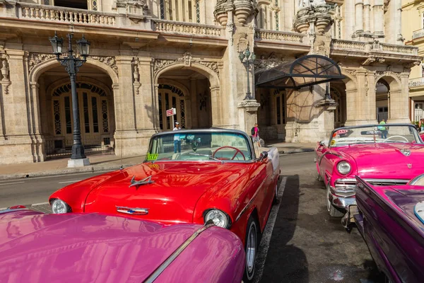 ハバナ キューバ 2019年12月10日 キューバのハバナにあるヴィンテージクラシックアメリカ車 カラフルな建物や古い車と典型的なハバナの都市のシーン ストック写真