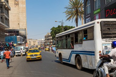 DAKAR, SENEGAL - 11 Kasım 2019: Senegal başkenti Dakar, Batı Afrika 'da çalışan ve trafik.