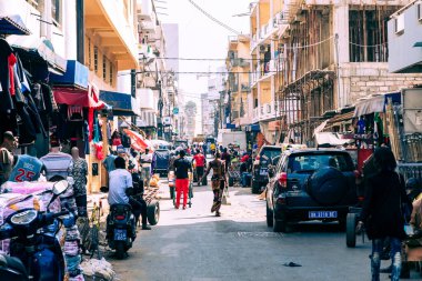 DAKAR, SENEGAL - 11 Kasım 2019: Senegal başkenti Dakar, Batı Afrika 'da çalışan ve trafik.