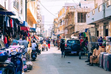 DAKAR, SENEGAL - 11 Kasım 2019: Senegal başkenti Dakar, Batı Afrika 'da çalışan ve trafik.