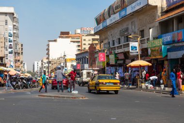 DAKAR, SENEGAL - 11 Kasım 2019: Senegal başkenti Dakar, Batı Afrika 'da çalışan ve trafik.