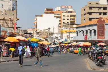 DAKAR, SENEGAL - 11 Kasım 2019: Senegal başkenti Dakar, Batı Afrika 'da çalışan ve trafik.