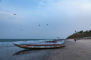 Serrekunda, Gambiya - 21 Kasım 2019: Teknelerden Serrekunda, Gambiya, Batı Afrika sahillerine balık taşıyan erkek ve kadınların sahnesi.