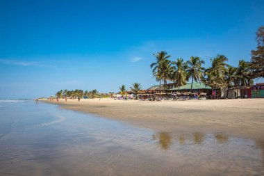 Serrekunda, Gambiya - 22 Kasım 2019: Gambiya, Batı Afrika 'da Senegambia Oteli' nin yanındaki sahil.