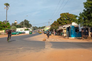BAKAU, GAMBIA, 18 Kasım 2019: Gambiya 'daki tipik küçük kasaba. Bakau. 