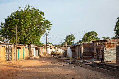BAKAU, GAMBIA, 18 Kasım 2019: Gambiya 'daki tipik küçük kasaba. Bakau. 