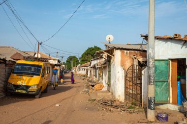 BAKAU, GAMBIA, 18 Kasım 2019: Gambiya 'daki tipik küçük kasaba. Bakau. 