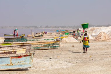 LAC ROSE, SENEGAL - 13 Kasım 2019: Lac Rose veya Retba Gölü 'nde tekneler. Dakar. Senegal. Batı Afrika. UNESCO Dünya Mirası.