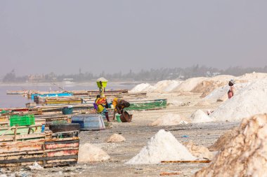 LAC ROSE, SENEGAL - 13 Kasım 2019: Lac Rose veya Retba Gölü 'nde tekneler. Dakar. Senegal. Batı Afrika. UNESCO Dünya Mirası.