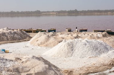 Rose Gölü veya Retba Gölü 'nde tekneler. Dakar. Senegal. Batı Afrika. UNESCO Dünya Mirası.