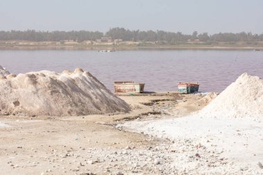 Rose Gölü veya Retba Gölü 'nde tekneler. Dakar. Senegal. Batı Afrika. UNESCO Dünya Mirası.