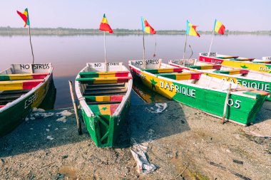 Rose Gölü veya Retba Gölü 'nde tekneler. Dakar. Senegal. Batı Afrika. UNESCO Dünya Mirası.