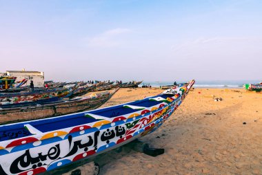 Kayar, Senegal - 14 Kasım 2019: Geleneksel balıkçı köyü Kayar, Senegal. Batı Afrika.